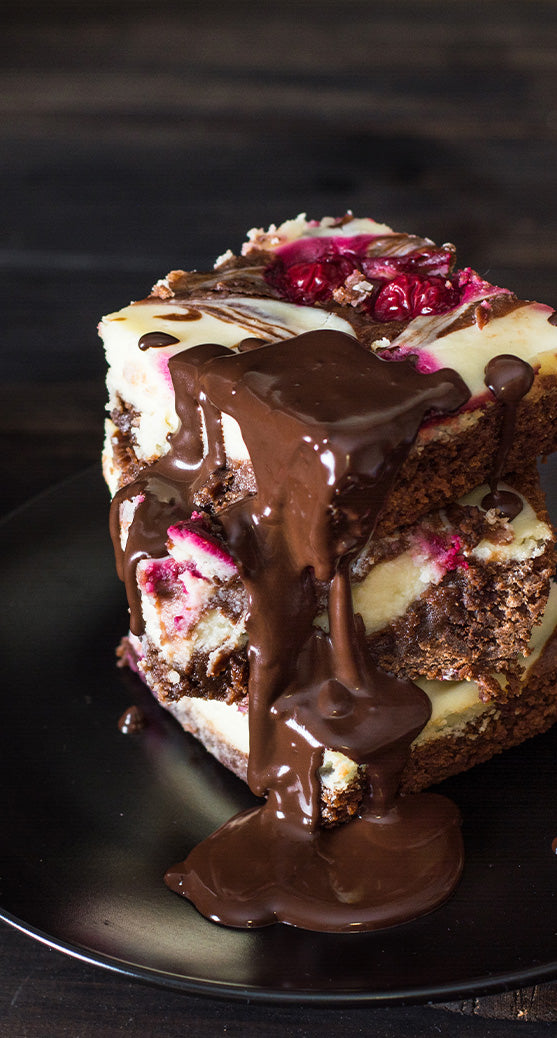 „SERNIKO-BROWNIE Z TRUSKAWKAMI I JAGODAMI”