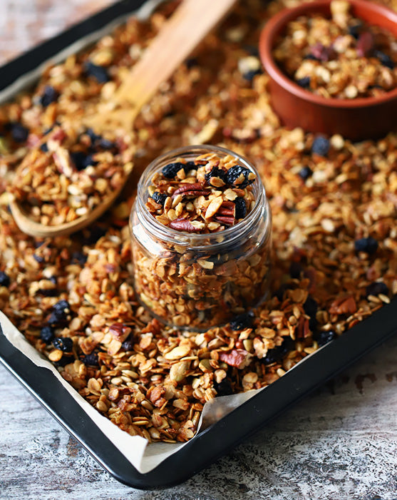 „CHRUPIĄCA GRANOLA Z POMARAŃCZĄ, CZEKOLADĄ DESEROWĄ I MIODEM TRUSKAWKOWYM”