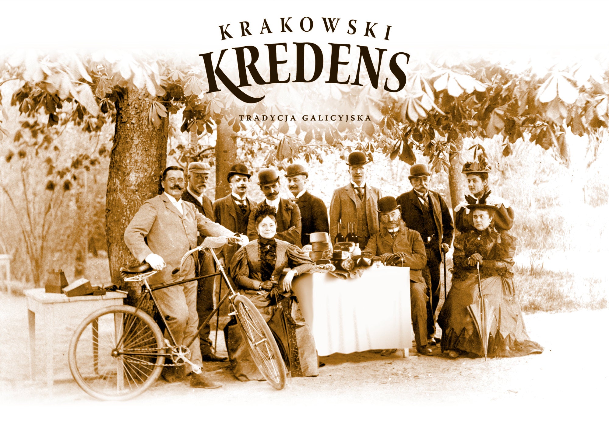 Historyczna fotografia wspólnego spotkania przy stole